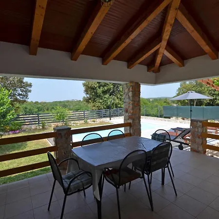 بيت للعطل Eta With Pool *
