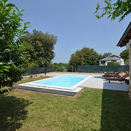 펜션 Eta With Pool