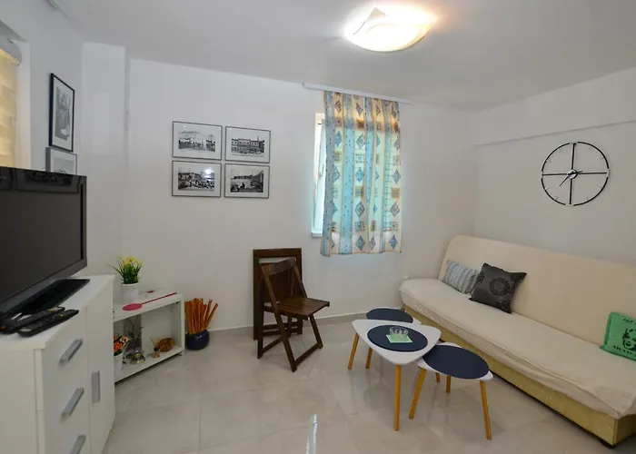 Eta With Pool 펜션 로비니