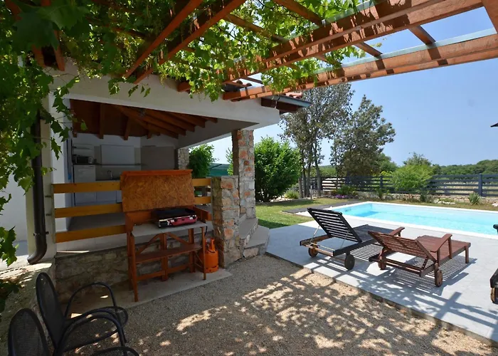 Eta With Pool 펜션 로비니